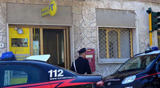 Napoli, evade dai domiciliari per andare alle Poste a cambiare un assegno: arrestato