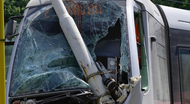 immagine Tram esce dai binari e si schianta contro un palo in viale Tiziano (Foto di Daniele Leone/Ag.Toiati)