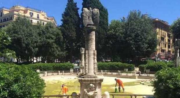 Piazza Mazzini, ripulita la fontana. Giuntella: «Restituire decoro alla città»