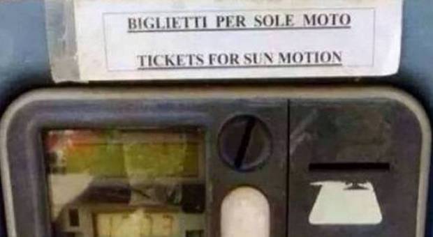 Roma, la traduzione in inglese fa ridere il web: "Parcheggio 'sole moto' diventa 'sun motion'..."