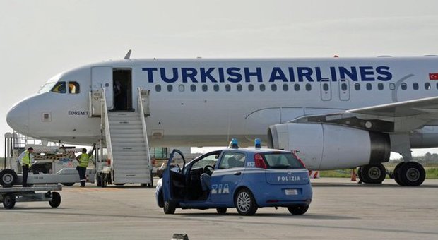 Allarme ebola, aereo turco dirottato su Fiumicino per malore di 2 passeggeri. Allo Spallanzani: falso allarme