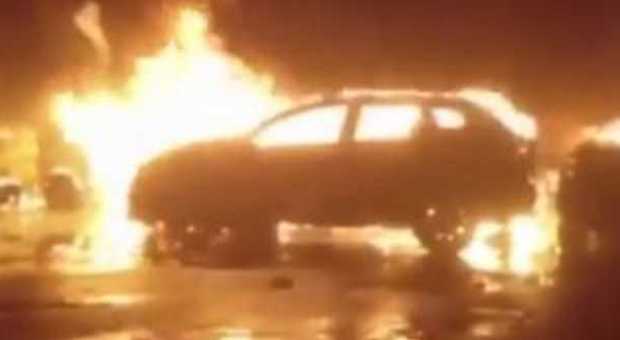 Lecce, auto a fuoco nella notte: paura nel quartiere