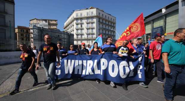 Whirlpool, tensione a piazza Garibaldi: operai tentano ingresso in stazione