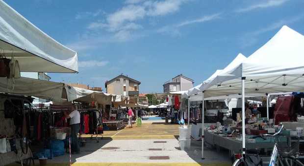 Pesaro, assembramenti al mercato: multa Covid al commerciante e bancarella chiusa