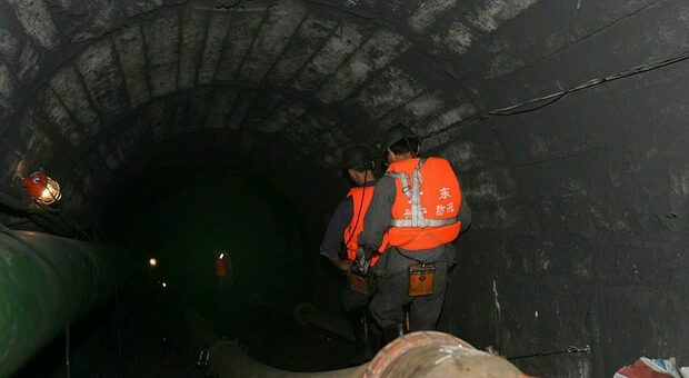 Minatori intrappolati da un'inondazione in una miniera di carbone a - 1.200 metri in Cina