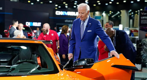 Il presidente Usa Joe Biden ad un salone auto