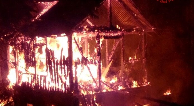 Furioso incendio nella notte: distrutta una casera in quota