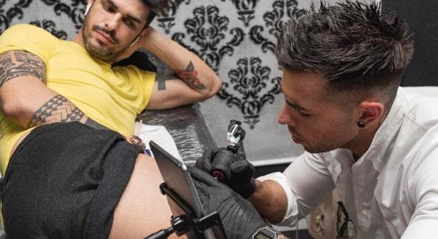 Roma, ecco Manuel Clementoni: il re dei tatuaggi che fa impazzire i vip