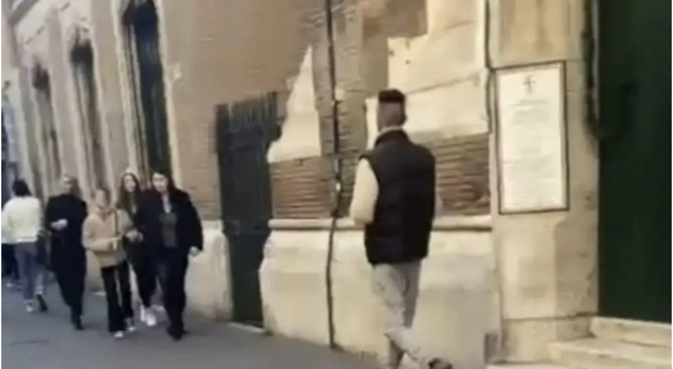 Roma, punta con una siringa in via del Corso: preso l'uomo grazie al video della vittima. È un 40enne romano