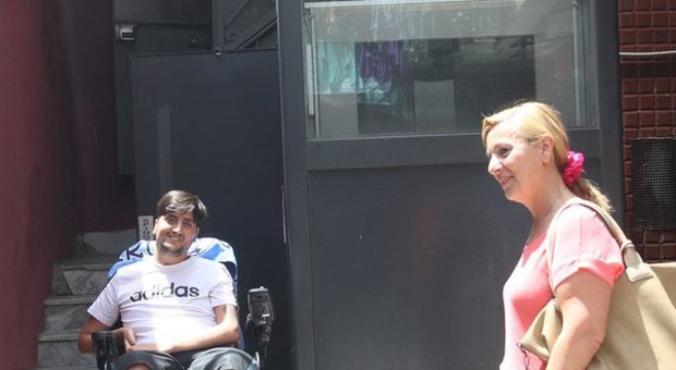 A Giuseppe, paralizzato dopo un tuffo, regalano ​un ascensore: libero di uscire dopo 8 anni