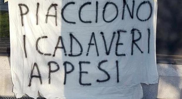 Foto di Mussolini appeso su Fb Striscione contro Simone Prudente