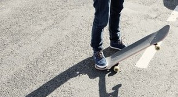 Agganciati ai bus con lo skateboard sfrecciano in città: 6 nei guai