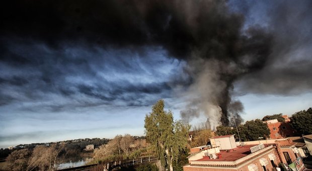 Incendio Tmb Salario, il primo rapporto: «Dolo e resti di rifiuti vietati»
