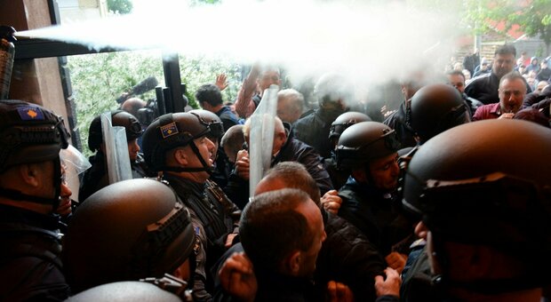 Kosovo, scontri con Kfor Nato: cosa sta succedendo. Proteste serbe e tensione interetnica con nuovi sindaci di etnia albanese