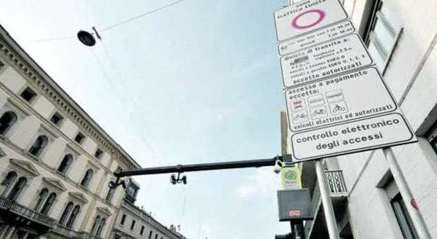 Milano, i commercianti: "Dimezzare la fascia oraria dell'Area C per Expo"
