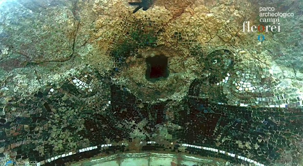 Sorprese dal mare di Baia, spunta un nuovo mosaico e una fontana semicircolare.