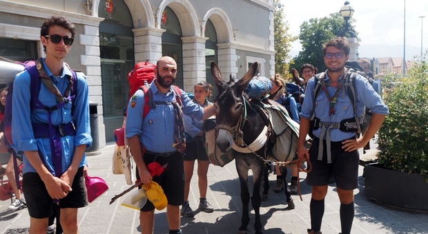 Scout di Roma vanno da Norcia ad Assisi camminando accompagnati dai muli e fanno tappa a Foligno
