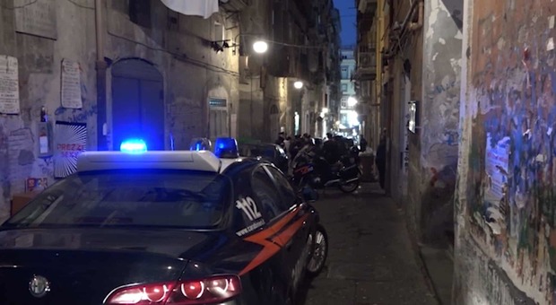 Napoli: in crisi di astinenza picchia la moglie per avere soldi, arrestato ai Quartieri