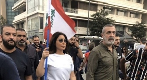 Elissa Zakaria Khoury sfila per protesta a Beirut