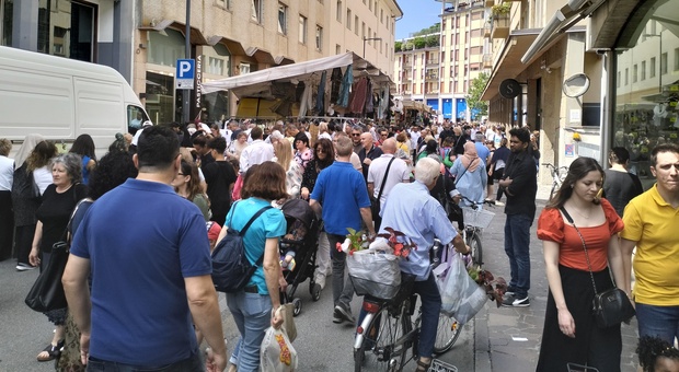 Mercato, verso lo spostamento in piazza Motta. Ambulanti in rivolta: «Non ci torneremo»