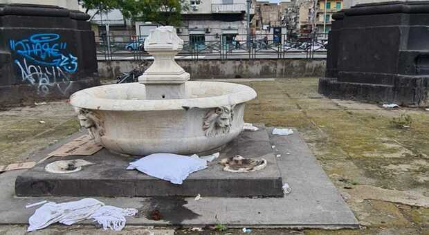 Napoli, la fontana della Marinella muore circondata da tossici e clochard