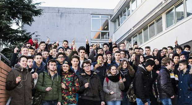 Oltre 200 studenti del Malignani in piazza "armati" di matite