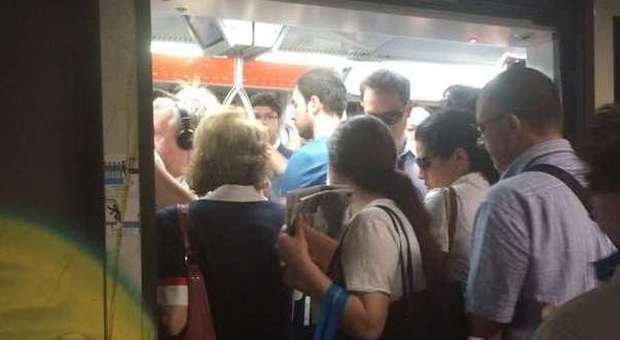 Sciopero bianco nella metropolitana, Marino: «I macchinisti non vogliono il badge? Inaccettabile»