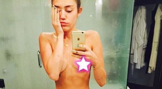 Miley Cyrus hot, nuda su Instagram prima degli MTV Awards