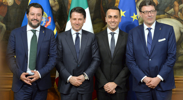 Il debutto di Salvini al governo: pronti a tagliare i fondi per l'accoglienza