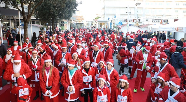 La corsa dei 500 babbi Natale ieri a Jesolo