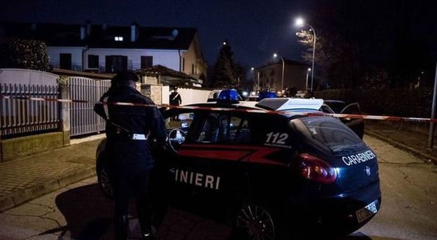 Milano, aggredito mentre rientra in casa commerciante spara e uccide un ladro