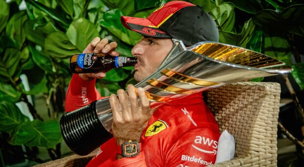 Carlos Sainz dopo il podio a Singapore