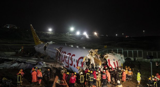 Istanbul, aereo si spezza durante l'atterraggio: un morto e 156 feriti, gravi i due piloti IL VIDEO DELL'INCIDENTE
