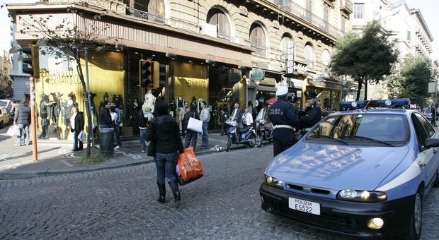 Rapinavano smartphone per chiedere il cavallo di ritorno, tre uomini arrestati nel cuore di Napoli