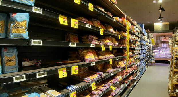 Paura lockdown, i napoletani all'assalto dei supermercati