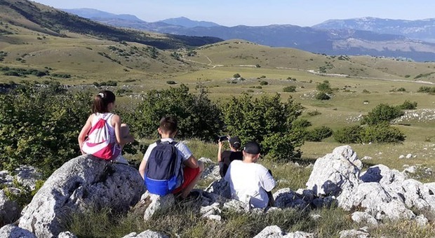 Abruzzo, piccoli esploratori nel parco Sirente Velino: l'estate dei bambini tra escursioni e attività gratuite