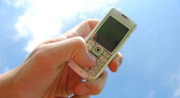 Telefonini, lo smartphone non piace a tutti: un italiano su cinque usa ancora i vecchi cellulari