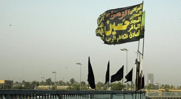 Sarno, bandiera Isis davanti all'ufficio del giudice di pace
