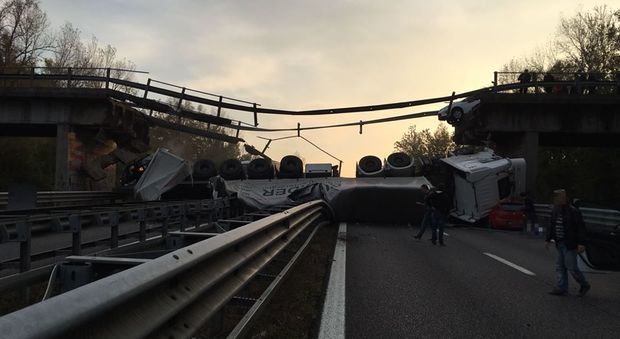 Ponte crolla sulla Milano-Lecco: "L'Anas aveva chiesto la chiusura", ritardata per motivi burocratici