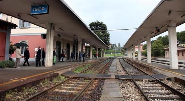Brescia, 16enne spinto sui binari del treno dai bulli: la denucia choc della madre