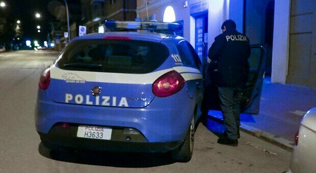Roma, aggredisce l'ex compagna poi stacca a morsi il dito a un poliziotto: 26enne arrestato