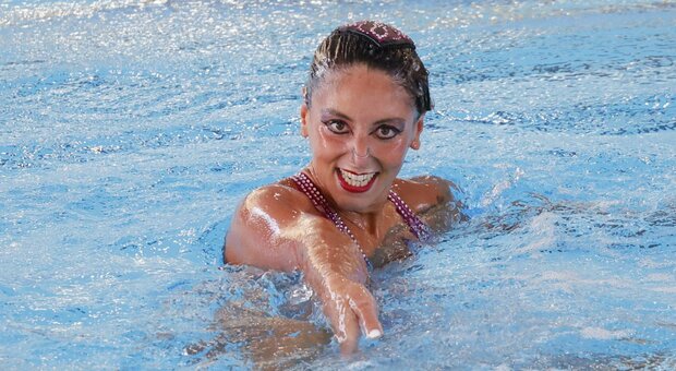 Linda Cerruti, chi è la campionessa di nuoto artistico presa di mira dai social per una foto