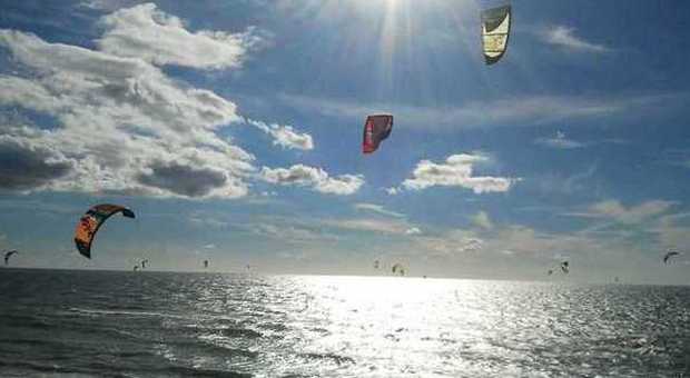 Sabaudia: lo spettacolo dell'invasione dei kite surf