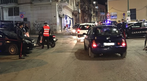 Napoli, fugge all'alt dei carabinieri e si schianta con un 18enne in scooter: arrestato