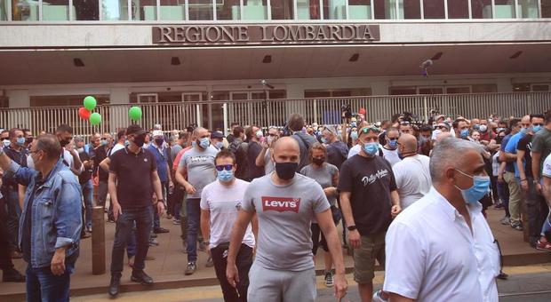 Tassisti in protesta a Milano: «Noi dimenticati». Insulti e spintoni ai sindacalisti