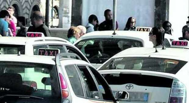 Roma, tassista picchiato da tre uomini che non volevano pagare la corsa: caccia agli aggressori