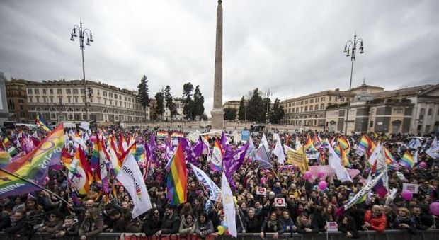 Unioni Civili, in piazza a Roma i movimenti Lgbt: "Il ddl Cirinnà non ci basta, la lotta continua"