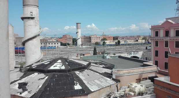 Il tetto in amianto dell'ex cinema Apollo