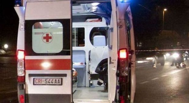 Schianto nella notte, auto contro un semaforo a Roma: 4 ragazzi feriti, uno rischia la vita