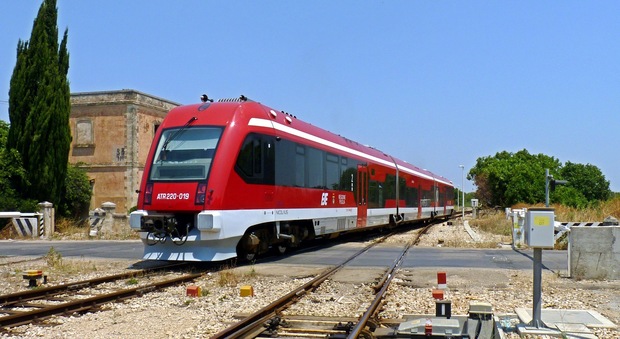 Trasporti pubblici nel Salento, raccolte 700 firme. Ma intanto scompaiono altri treni